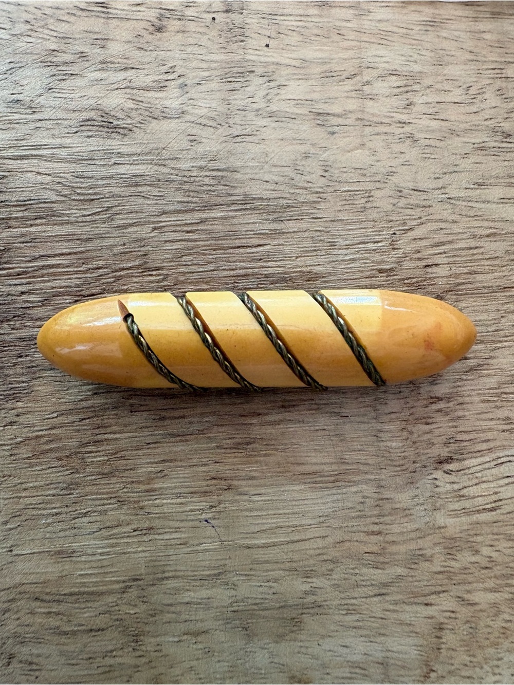 Bakelite Vintage Butterscotch Resin Bar Pin w/Twisted Gold Decorative Rope Inlay - Picture 5 of 14